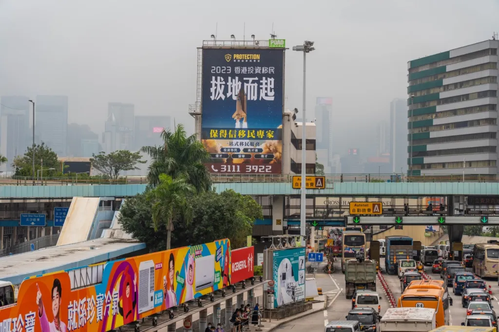保得信紅隧廣告“拔地而起”，投資移民服務一鳴驚人